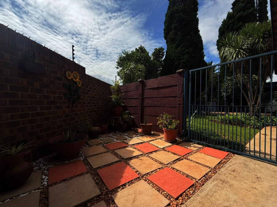 3 Bedroom Property for Sale in Kannoniers Park North West